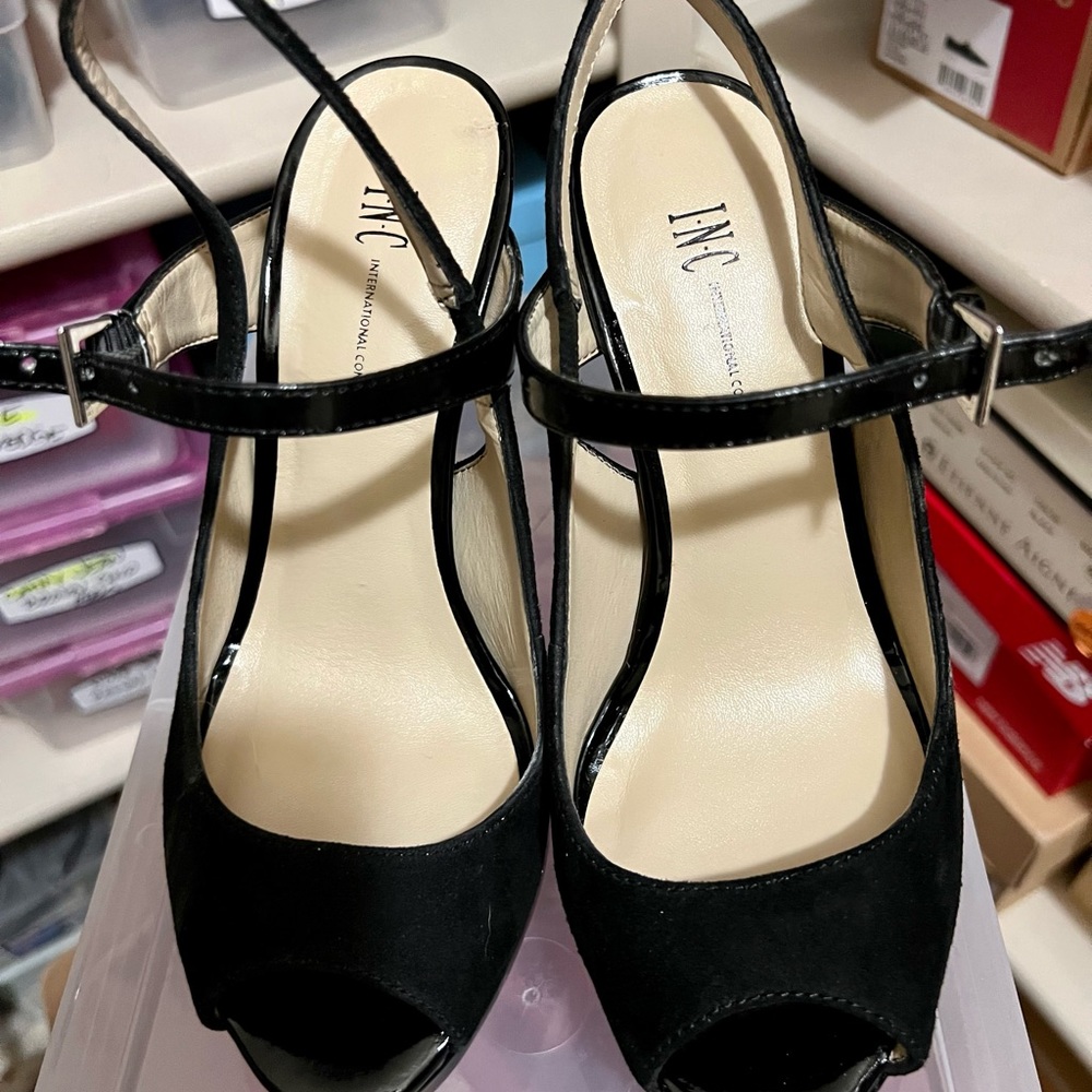 Sleek and dynamic. The slingback silhouette and open toe exude flirty & flair.